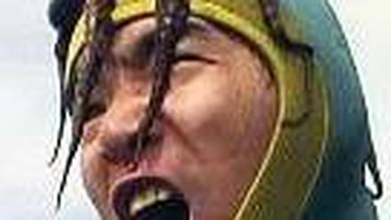 Ekelprüfung. Komiker Masaru Hamaguchi trägt eine Krake auf dem Kopf. 