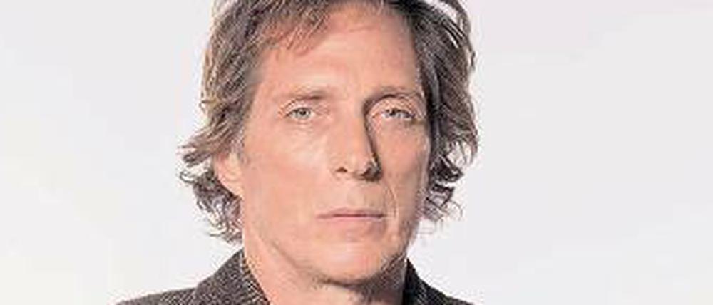 Gefragt. William Fichtner, geboren 1956 in Long Island, hat an der American Academy of Dramatic Arts studiert, zuvor hatte er sich zum Kriminalisten ausbilden lassen. Ende der 80er Jahre begann seine Kinokarriere, mittlerweile hat er in mehr als 40 Hollywood-Produktionen mitgespielt, darunter „Heat“, „Armageddon“, „Black Hack Down“, „The Dark Night“. Aktuell ist er in „Elysium“ und „The Lone Ranger“ zu sehen. Im Fernsehen wirkte er unter anderem in den Serien „Prison Break“ und „Entourage“. Aktuell spielt er in „Crossing Lines“ den Ex-NYPD-Cop Carl Hickman (Bild). Demnächst beginnen die Dreharbeiten für die zweite Staffel. 