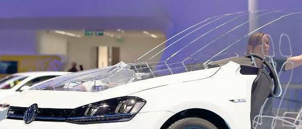Die letzten Vorbereitungen. Der neue e-Golf von Volkswagen ist eine von vielen Weltpremieren auf der IAA, die am Donnerstag offiziell eröffnet wird. 