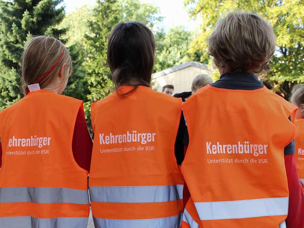 Schülerinnen der Adolf-Glaßbrenner-Grundschule in Kreuzberg sammeln Müll und jäten Unkraut.