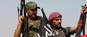 Syrische Rebellen nach der Einnahme des Kontrollpunkts Anada zwischen Aleppo und der türkischen Grenze.