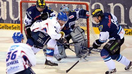 Kris Sparre (hinten links) spielt künftig für die Eisbären.