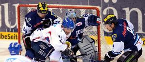 Kris Sparre (hinten links) spielt künftig für die Eisbären.