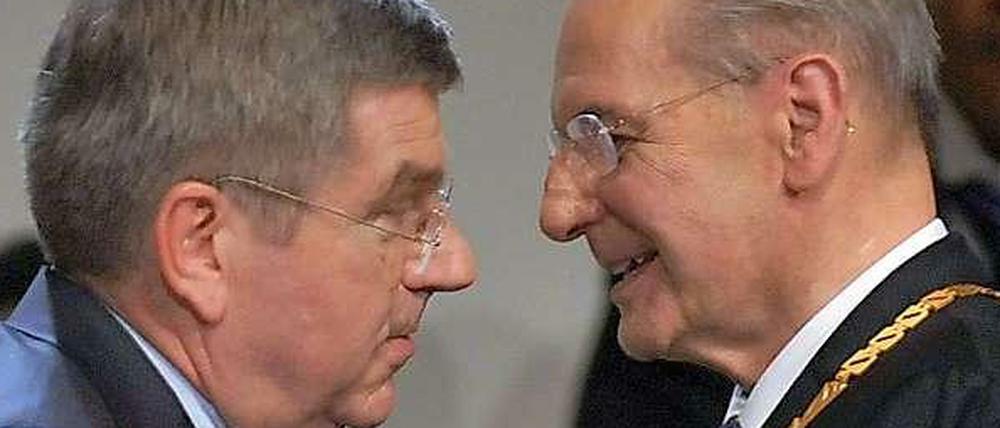 Der erschöpfte Graf und sein Nachfolger: Jaques Rogge gratuliert dem neuen IOC-Präsidenten Thomas Bach.