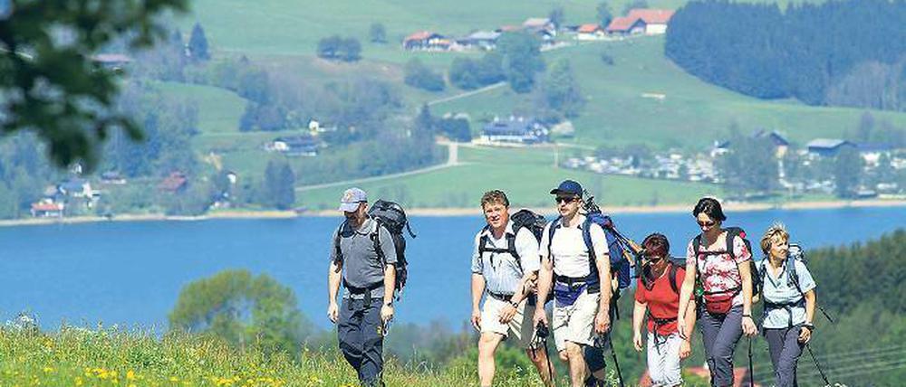 Nur anfangs eng beisammen. Im Laufe einer Wanderung zieht sich jede Gruppe auseinander. Frauen stören hintere Plätze nicht.