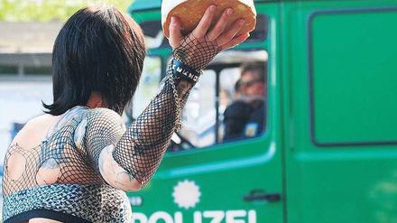 Unfreundlicher Empfang. Nicht nur beim 1. Mai – wie auf diesem Archivbild – müssen Polizisten damit rechnen, dass sie bei einem Einsatz aggressiv angegangen werden. Einen letzten Zwischenfall gab es am Donnerstag in Neukölln. 