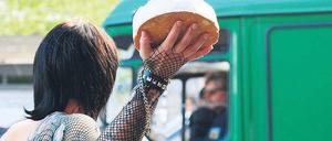 Unfreundlicher Empfang. Nicht nur beim 1. Mai – wie auf diesem Archivbild – müssen Polizisten damit rechnen, dass sie bei einem Einsatz aggressiv angegangen werden. Einen letzten Zwischenfall gab es am Donnerstag in Neukölln. 