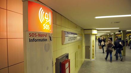 Signalfarbe Rot. Manche Fahrgäste haben ein mulmiges Gefühl, wenn sie nachts und allein in der U-Bahn sitzen. 