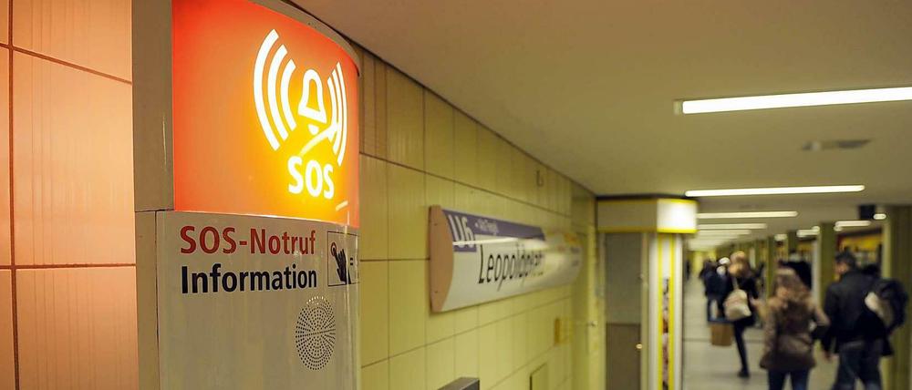 Signalfarbe Rot. Manche Fahrgäste haben ein mulmiges Gefühl, wenn sie nachts und allein in der U-Bahn sitzen. 