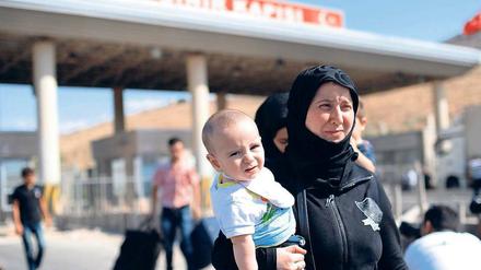 In Sicherheit: Viele Syrer fürchten eine weitere Eskalation der Gewalt und flüchten in die Türkei oder in den Libanon.
