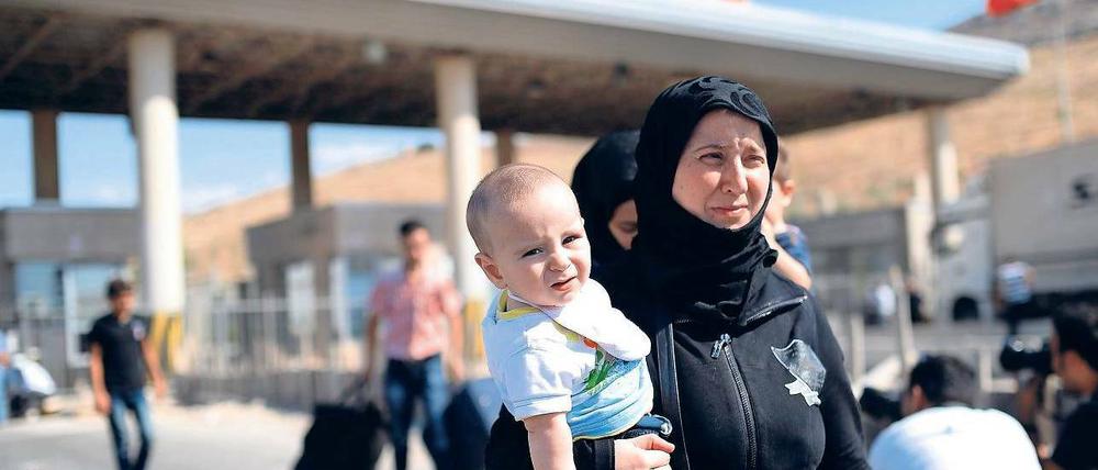 In Sicherheit: Viele Syrer fürchten eine weitere Eskalation der Gewalt und flüchten in die Türkei oder in den Libanon.
