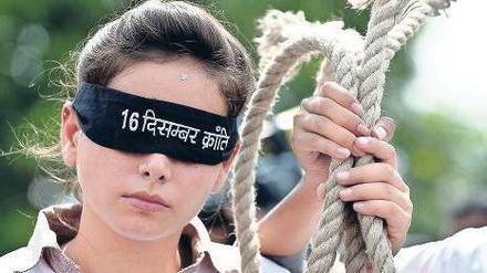 Ein Strang für die Täter. Eine Demonstrantin fordert vor dem Gerichtsgebäude in Neu-Delhi die Todesstrafe. Foto: AFP