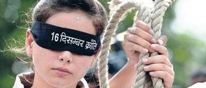 Ein Strang für die Täter. Eine Demonstrantin fordert vor dem Gerichtsgebäude in Neu-Delhi die Todesstrafe. Foto: AFP