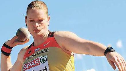 Die letzten Explosionen. Nadine Kleinert beendet ihre Karriere und wird im Olympiastadion noch einmal zeigen, wie schnell Kugelstoßer in Sekundenbruchteilen ihre ganze Kraft übertragen können. Foto: AFP