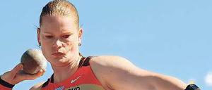 Die letzten Explosionen. Nadine Kleinert beendet ihre Karriere und wird im Olympiastadion noch einmal zeigen, wie schnell Kugelstoßer in Sekundenbruchteilen ihre ganze Kraft übertragen können. Foto: AFP
