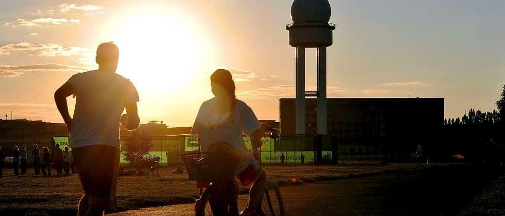 Radlerin und Jogger auf dem Flughafengelände Tempelhof, das teilweise zum Reichsvermögen gehörte.