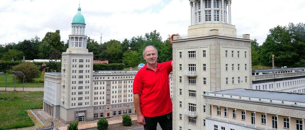 Das ist riesig: Peter Krause, Leiter des Modellparks in Oberschöneweide, baut mit der Berlin Chemie AG eine Rampe für Rollstuhlfahrer am Eingang des Parks.