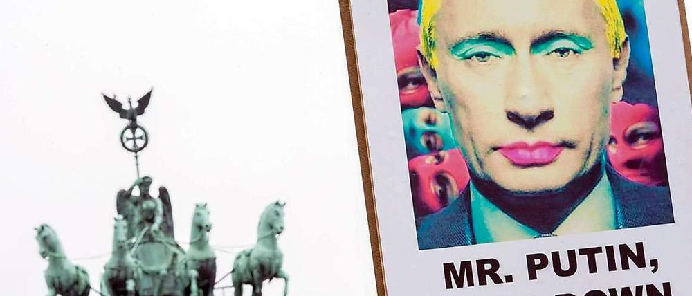 In einer Demonstration unter dem Motto "Enough is enough - Stop Homophobia" protestierten am Samstag Tausende gegen das in Russland erlassene Homosexuellen-Gesetz.
