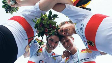 Kreis des Glücks. Annekatrin Thiele, Carina Bär, Julia Richter und Britta Oppelt jubeln über den WM-Titel. Foto: dpa