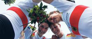 Kreis des Glücks. Annekatrin Thiele, Carina Bär, Julia Richter und Britta Oppelt jubeln über den WM-Titel. Foto: dpa