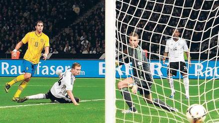 Der Anfang der Unsicherheit. Johan Elmander trifft beim Spiel seiner Schweden gegen Deutschland im Herbst des letzten Jahres zum 3:4-Anschlusstreffer. Am Ende gelingt den Skandinaviern noch der Ausgleich – nach einem 0:4-Rückstand. Es war eine desolate zweite Halbzeit von Badstuber (l.), Torhüter Neuer, Boateng und ihren Kollegen. Foto: p-a/dpa
