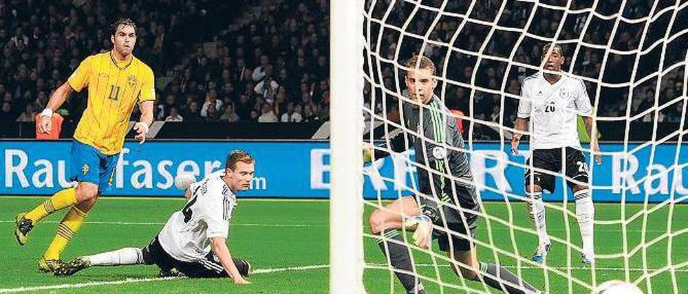 Der Anfang der Unsicherheit. Johan Elmander trifft beim Spiel seiner Schweden gegen Deutschland im Herbst des letzten Jahres zum 3:4-Anschlusstreffer. Am Ende gelingt den Skandinaviern noch der Ausgleich – nach einem 0:4-Rückstand. Es war eine desolate zweite Halbzeit von Badstuber (l.), Torhüter Neuer, Boateng und ihren Kollegen. Foto: p-a/dpa