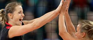 Vier Hände fürs Halbfinale. Die deutschen Nationalspielerinnen beklatschen ihren Erfolg über Kroatien. 
