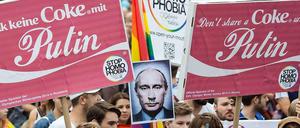 Am Sonnabend demonstrierten Menschen gegen das russische Homophobie-Gesetz in Berlin.