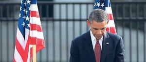 Gedenken an 9/11. Die USA haben am Mittwoch der Opfer der Terroranschläge vom 11. September 2001 gedacht. Hinterbliebene verlasen bei einer Gedenkveranstaltung am Ground Zero in New York die Namen der fast 3000 Opfer. In Washington legte US-Präsident Barack Obama eine Schweigeminute und nahm er an einer Gedenkfeier im Pentagon teil. „Unsere Herzen schmerzen noch immer“, sagte er. Foto: Gary Cameron/Reuters