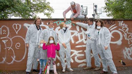 Weg mit dem Geschmiere: Die Mitglieder der Wirtschaftsjunioren befreien den Tiergarten von Grafitti. 