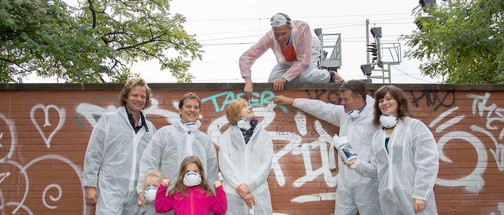 Weg mit dem Geschmiere: Die Mitglieder der Wirtschaftsjunioren befreien den Tiergarten von Grafitti.