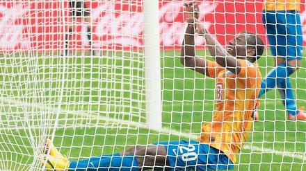 Ins Netz gegangen. Die Berliner um Adrian Ramos konnten in Wolfsburg ihre Chancen nicht in Punkte umwandeln. Foto: dpa