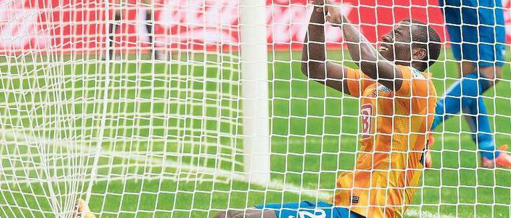 Ins Netz gegangen. Die Berliner um Adrian Ramos konnten in Wolfsburg ihre Chancen nicht in Punkte umwandeln. Foto: dpa