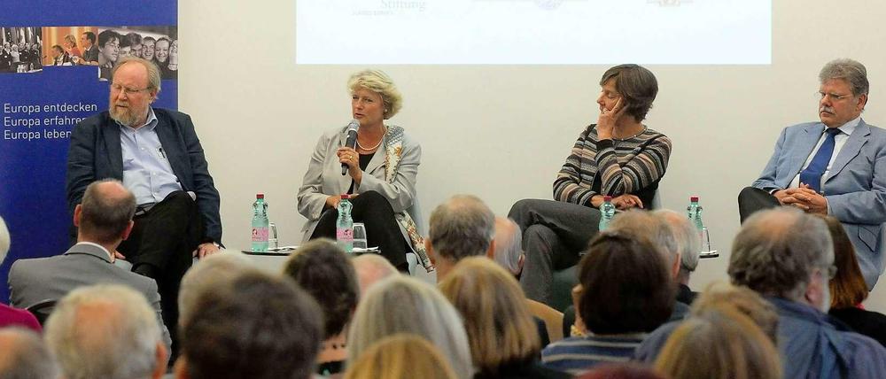 Wolfgang Thierse, Vizepräsident des Deutschen Bundestags (SPD), Monika Grütters, Mitglied des Deutschen Bundestags (CDU), Margreth Lünenborg, Professorin für Kommunikationswissenschaft an der Freien Universität Berlin und Oskar Niedermayer, Professor.