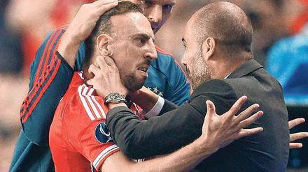 Da wächst etwas zusammen. Nach seinem Ausgleichstreffer zum 1:1 stürmte Bayerns Torschütze Franck Ribéry auf Trainer Pep Guardiola zu. „Wir sind sehr zufrieden mit ihm“, sagte der Franzose später über seinen neuen Trainer. Foto: dpa