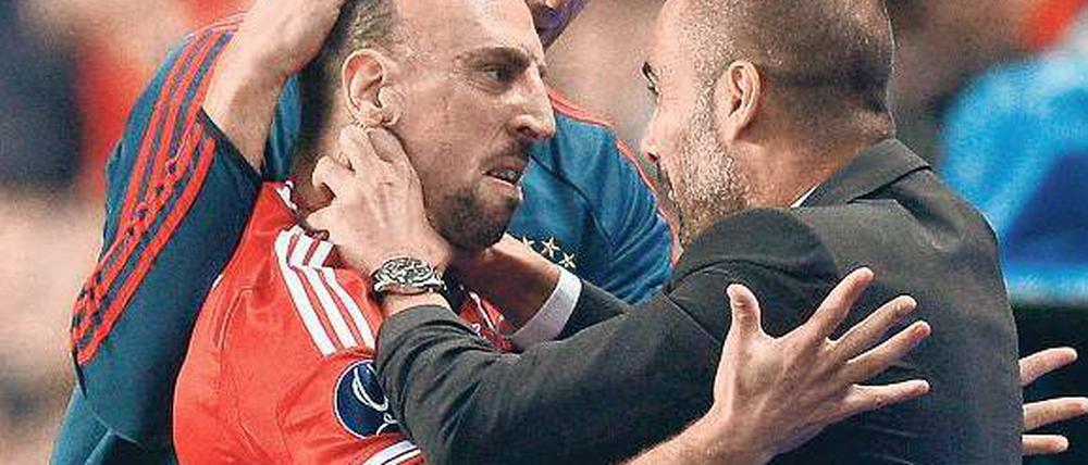 Da wächst etwas zusammen. Nach seinem Ausgleichstreffer zum 1:1 stürmte Bayerns Torschütze Franck Ribéry auf Trainer Pep Guardiola zu. „Wir sind sehr zufrieden mit ihm“, sagte der Franzose später über seinen neuen Trainer. Foto: dpa