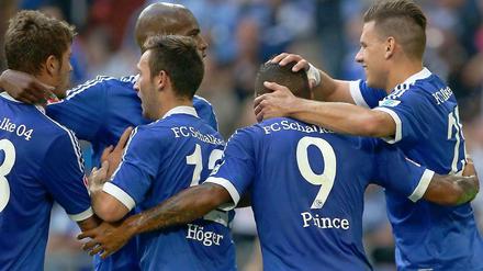 Endlich mal Jubeln: Schalke 04 schafft im vierten Spiel den ersten Saisonsieg.