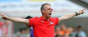 Jubel an der Seitenlinie. Kölns Trainer Peter Stöger feiert den Sieg seiner Mannschaft.