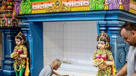 Am Sonntag wird Berlins erster Hindu-Tempel in der Blaschkoallee in Neukölln eingeweiht. Bis zuletzt hatten die Handwerker zu tun.