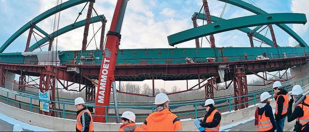 Eine Bahn-Brücke wird bei Halle (Saale) von einem Kran in ihre endgültige Position gehoben.