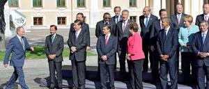 Achtung! Haltung! Der Chef kommt. G-20-Gastgeber Wladimir Putin eilt dem "Familienfoto" des Gipfels entgegen. Alle anderen stehen schon, reichlich gelangweilt, wie es scheint, stramm. Der zweite von rechts in der ersten Reihe, US-Präsident Barack Obama wirkt eher angespannt als heiter, während neben ihm Brasiliens Präsidentin Dilma Roussef das Gespräch mit der zweiten Reihe sucht. In der zweiten Reihe macht Bundeskanzlerin Angela Merkel ihre berühmte Raute und neben ihr sucht der britische Premierminister David Cameron nach Haltung. 