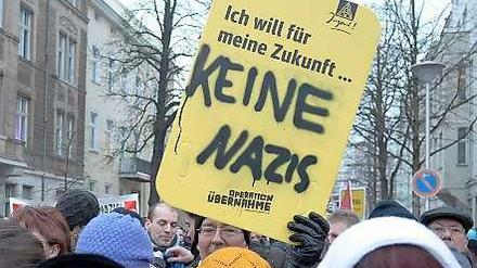 Regelmäßig sind bei NPD-Demos die Gegendemonstranten, wie hier in Cottbus, in der Überzahl. Trotzdem erhalten die Rechten in Teilen von Brandenburg regen Zulauf.