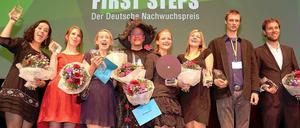 Die Preisträger 2013 (v.l): Talkhon Hamzavi (Kurzfilm), Kamerafrau Gabriela Betschart mit Regisseurin Anne Thommen (Dokfilm), Ehrenpreisträger Rosa von Praunheim, Cosima Maria Degler (Produktion), Barbara Ott (60 Min.), Jöns Jönsson (Langfilm) und Tobias Haase, Regisseur des umstrittenen Mercedes-Spots.