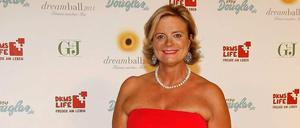 Rot steht ihr gut. Claudia Rutt bei einem „Dreamball“, der Spendengala im Ritz-Carlton.