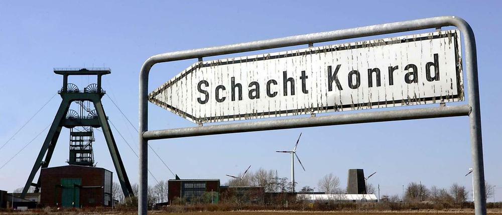 Wegweiser mit Schacht Konrad, im Hintergrund Förderturm und Windräder