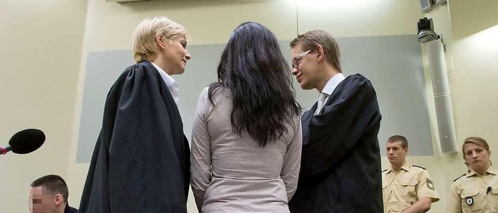 Die Anwälte von Beate Zschäpe stellen einen Befangenheitsantrag gegen die Richter: Bisher sollen sie noch kein Geld für ihre Arbeit erhalten haben.