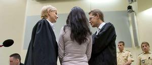 Die Anwälte von Beate Zschäpe stellen einen Befangenheitsantrag gegen die Richter: Bisher sollen sie noch kein Geld für ihre Arbeit erhalten haben.