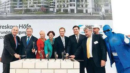 Huch! Wer ist der Herr in blau? Er wurde eigens engagiert.