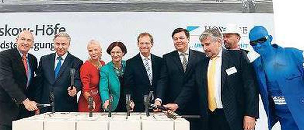 Huch! Wer ist der Herr in blau? Er wurde eigens engagiert.