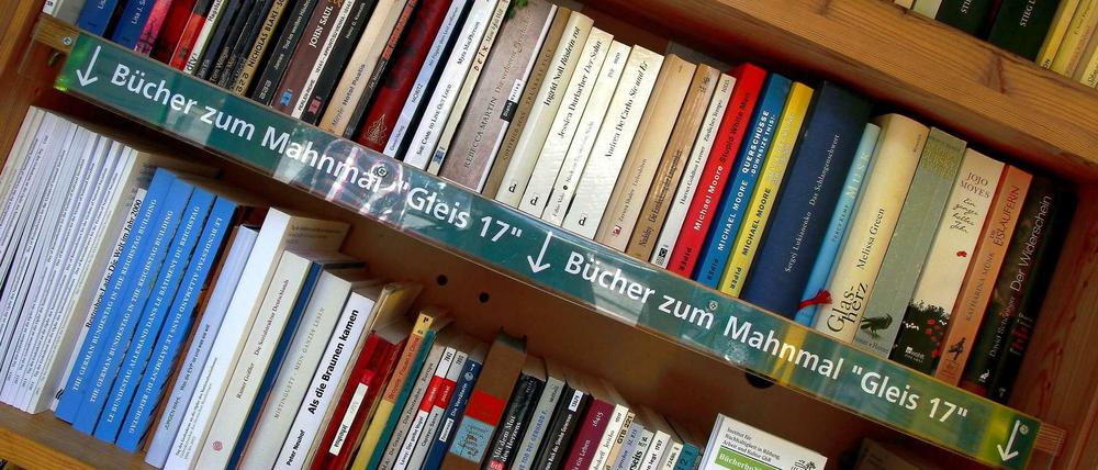 Ein Bücherregal in einer Telefonzelle. Am "Gleis 17" am S-Bahnhof Grunewald steht die "Bücherboxx". Darin: Lauter Bücher zum Thema Drittes Reich und Nationalsozialismus. Wer ein Buch mitbringt, der kann sich ein anderes dafür herausnehmen. 